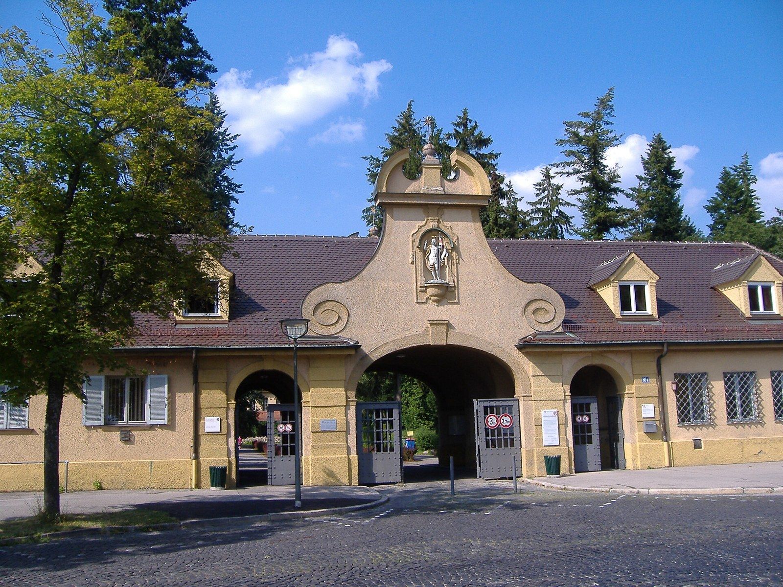 Neubarocker Torbau des Augsburger Westfriedhofs – Westfriedhof Augsburg